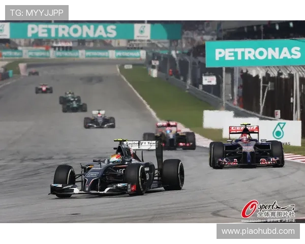 F1赛季最新动态:红牛车队再度称霸赛道 汉密尔顿挑战更大悬念 F1赛季最新动态:红牛车队再度称霸赛道 汉密尔顿挑战更大悬念